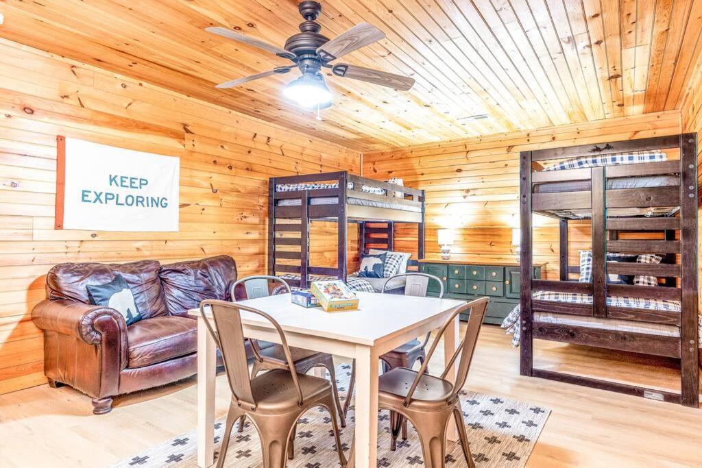Spacious 7br Modern Rustic Log Retreat, Hot Tub, Arcade Holiday home *