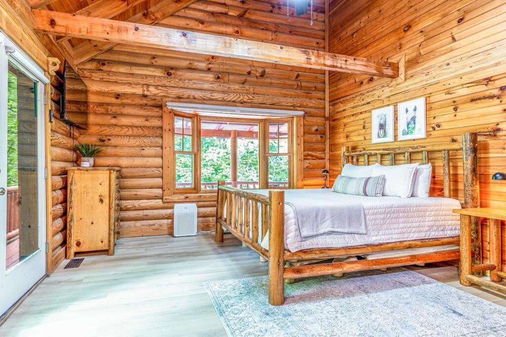 Holiday home Spacious 7br Modern Rustic Log Retreat, Hot Tub, Arcade *