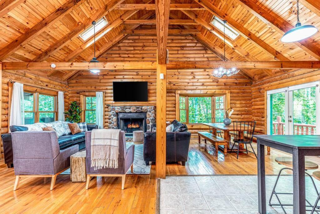 Spacious 7br Modern Rustic Log Retreat, Hot Tub, Arcade Holiday home *