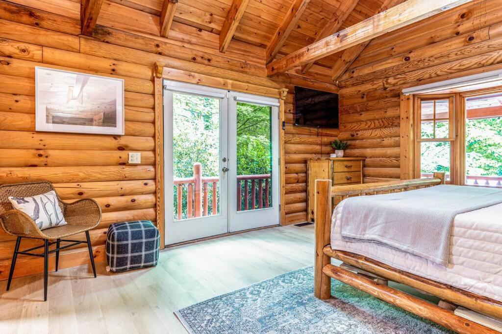 Holiday home Spacious 7br Modern Rustic Log Retreat, Hot Tub, Arcade *