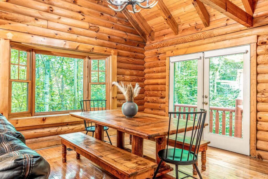 Spacious 7br Modern Rustic Log Retreat, Hot Tub, Arcade *