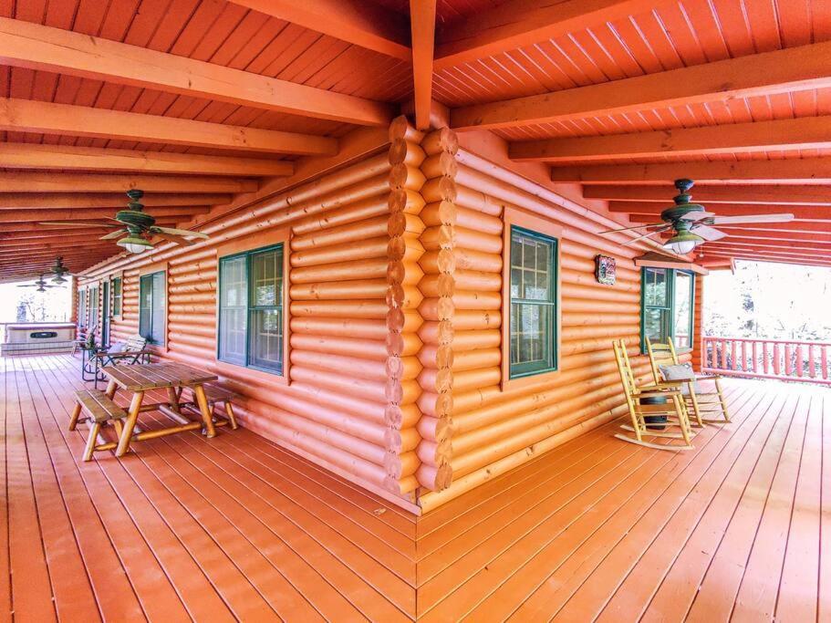 Spacious 7br Modern Rustic Log Retreat, Hot Tub, Arcade Holiday home Gatlinburg