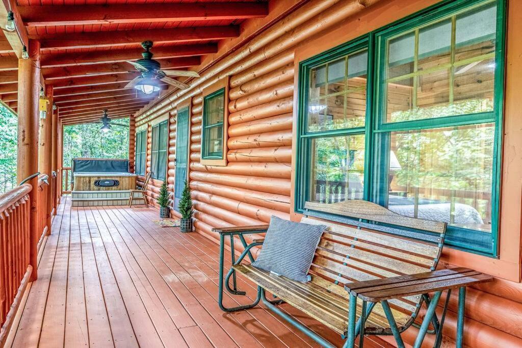 Spacious 7br Modern Rustic Log Retreat, Hot Tub, Arcade Holiday home