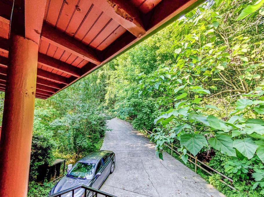 Spacious 7br Modern Rustic Log Retreat, Hot Tub, Arcade