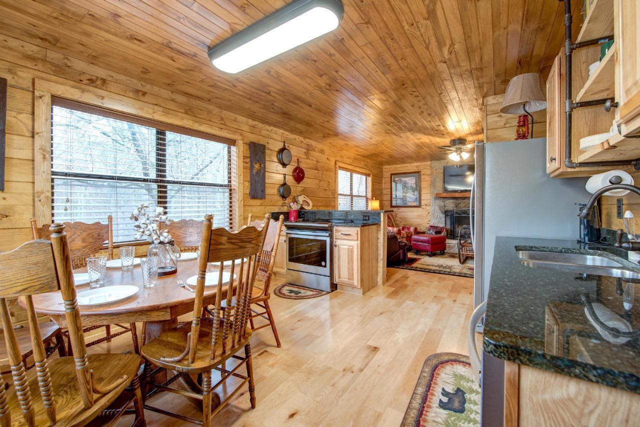 Rocky Top Lodge, 6 Bedrooms, Pool Access, Hot Tub, Mountain View, Sleeps 14 Holiday home