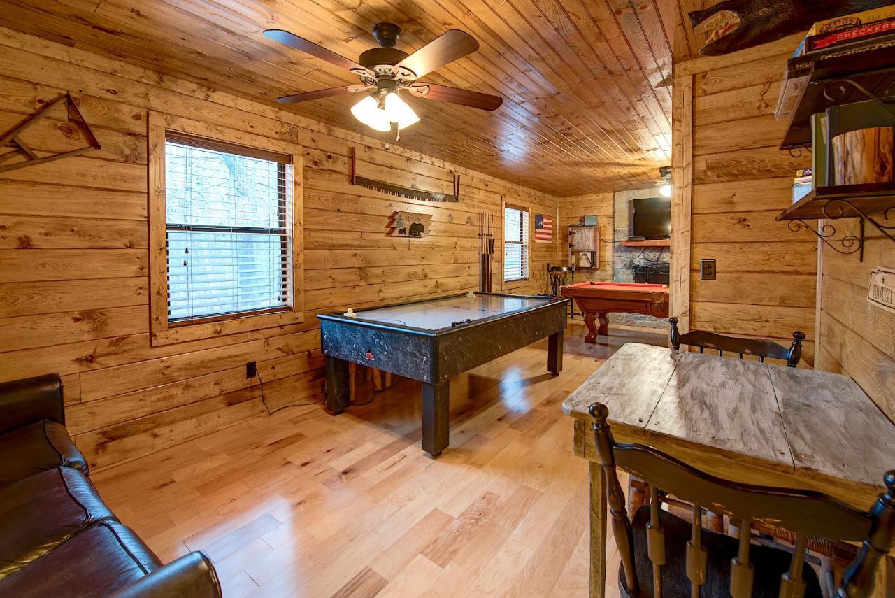 Rocky Top Lodge, 6 Bedrooms, Pool Access, Hot Tub, Mountain View, Sleeps 14 Holiday home