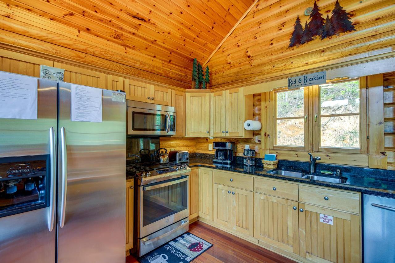 Quiet With Lookout Decks And Hot Tub! *