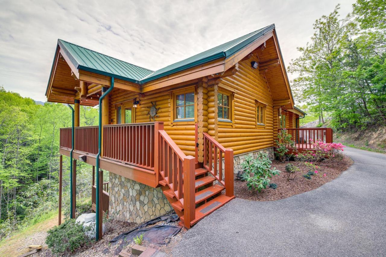 Holiday home Quiet With Lookout Decks And Hot Tub!