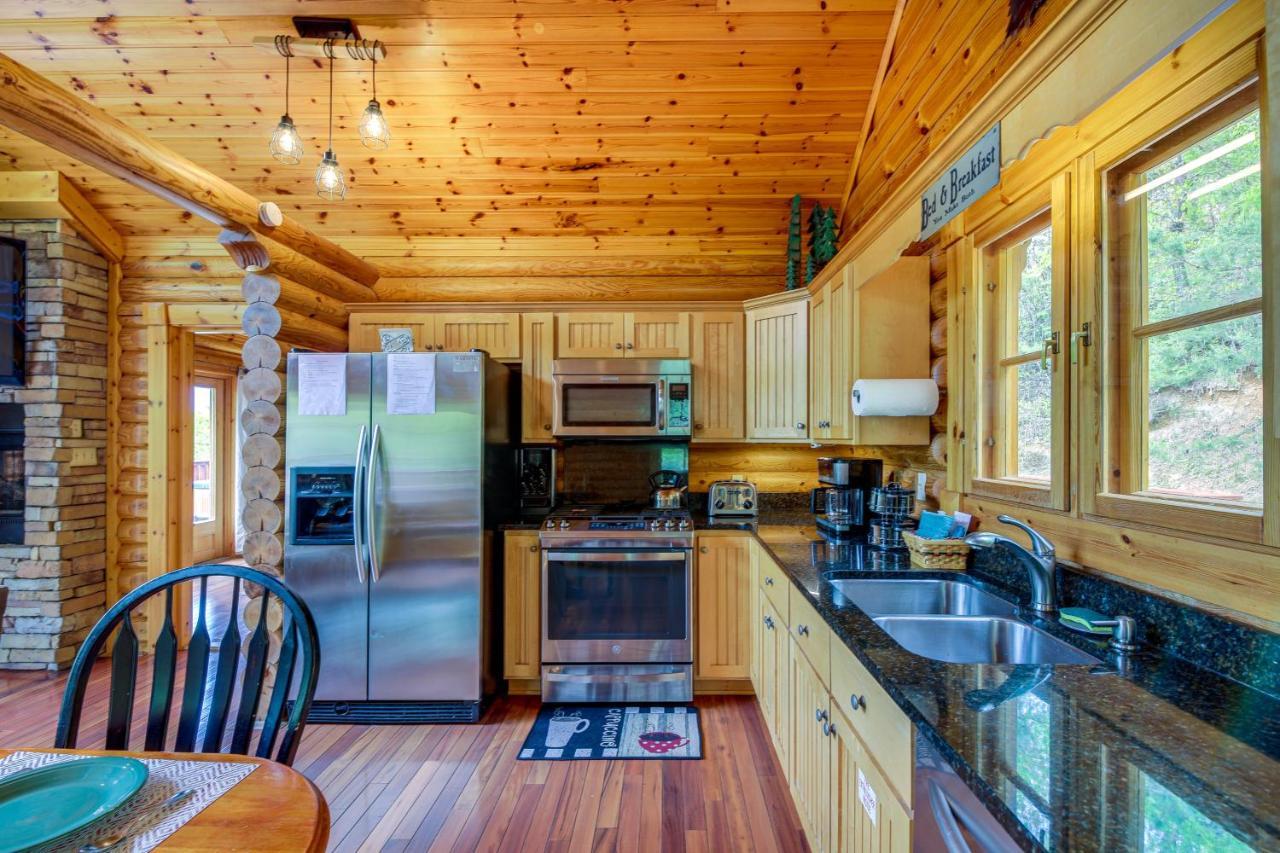 Quiet With Lookout Decks And Hot Tub! *