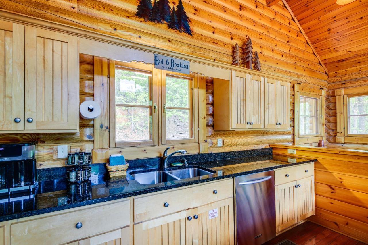 Holiday home Quiet With Lookout Decks And Hot Tub! *