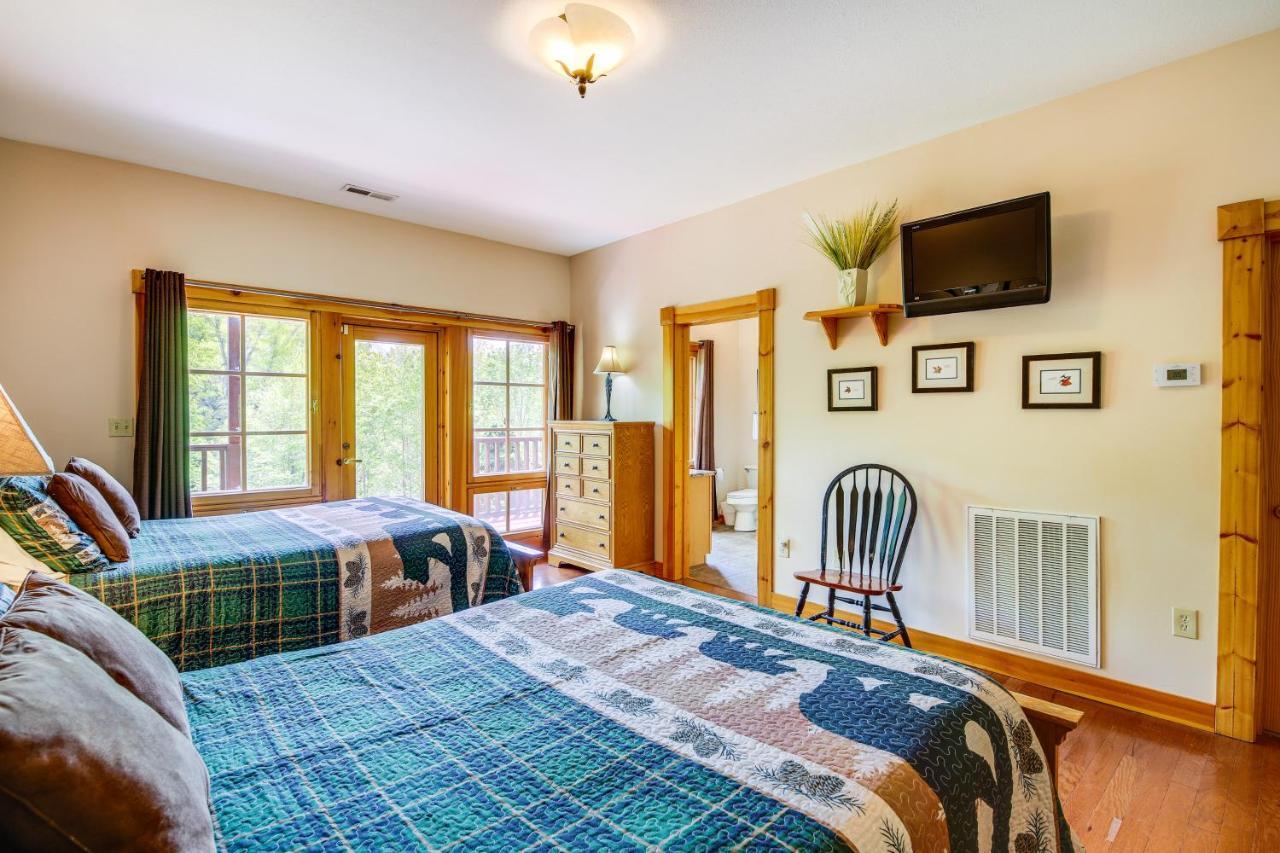 Quiet With Lookout Decks And Hot Tub!