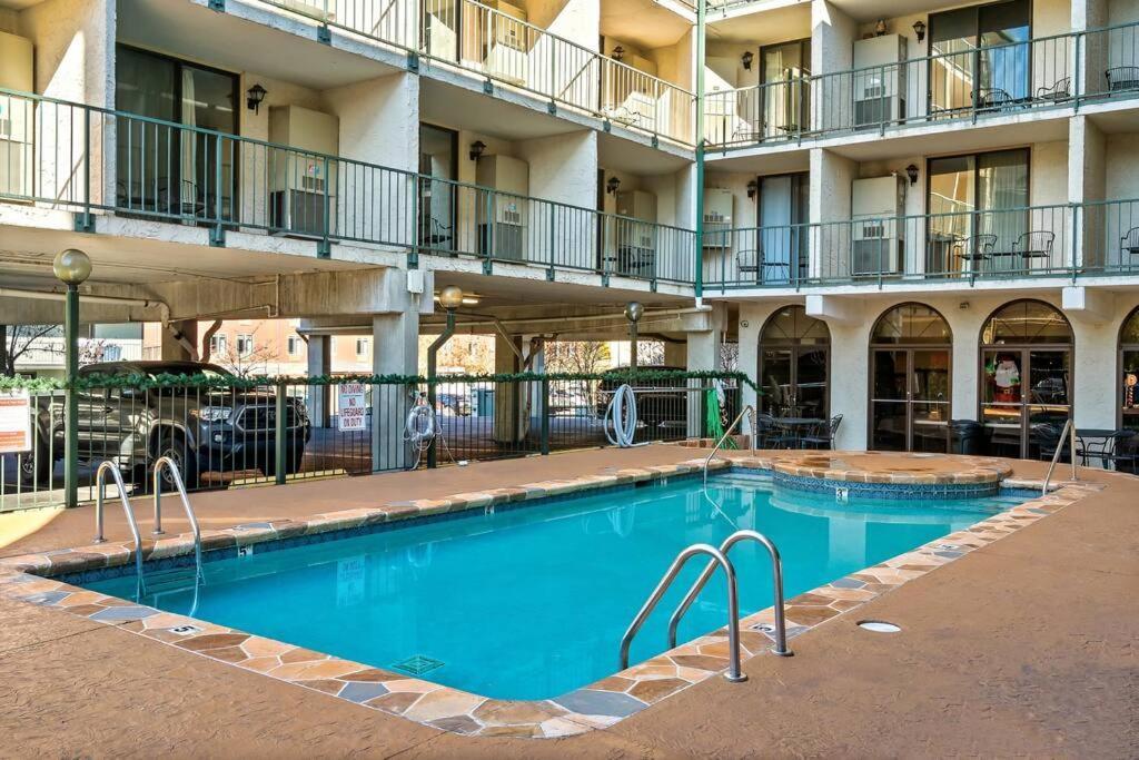 Apartment Bear Pause Retreat/steps To Pkwy/with Indoor Pool