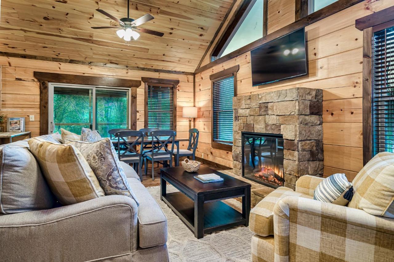 Modern Mountain Cabin! Hot Tub! Near Downtown! Holiday home Gatlinburg
