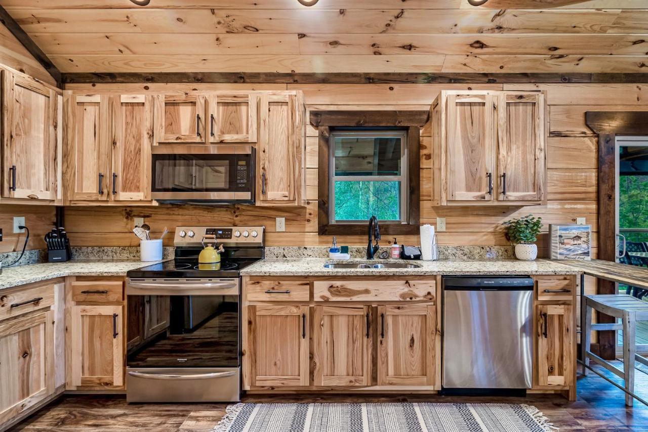 Modern Mountain Cabin! Hot Tub! Near Downtown! Holiday home Gatlinburg