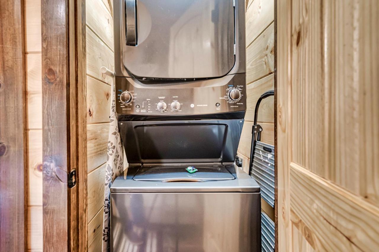 Modern Mountain Cabin! Hot Tub! Near Downtown! Holiday home *