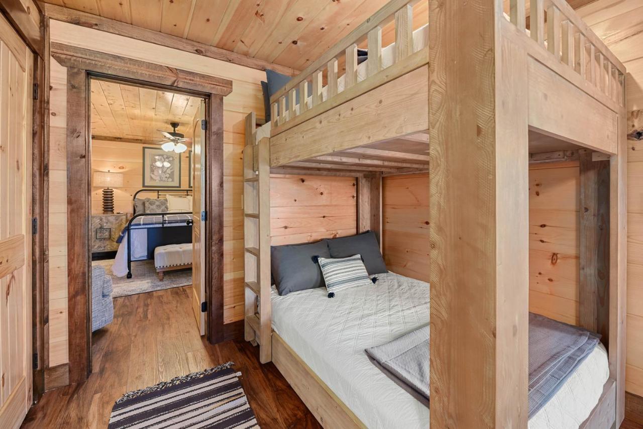 Modern Mountain Cabin! Hot Tub! Near Downtown! *
