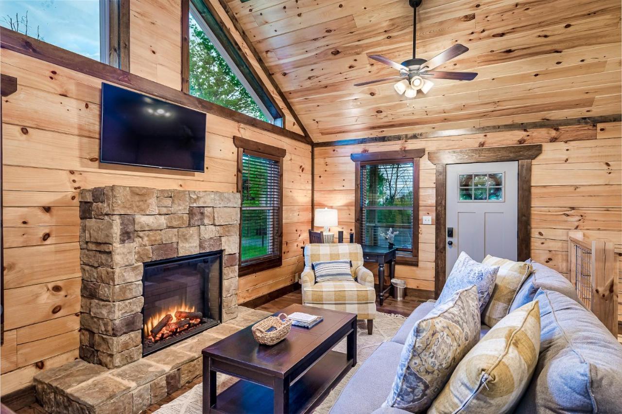 Modern Mountain Cabin! Hot Tub! Near Downtown! * Gatlinburg