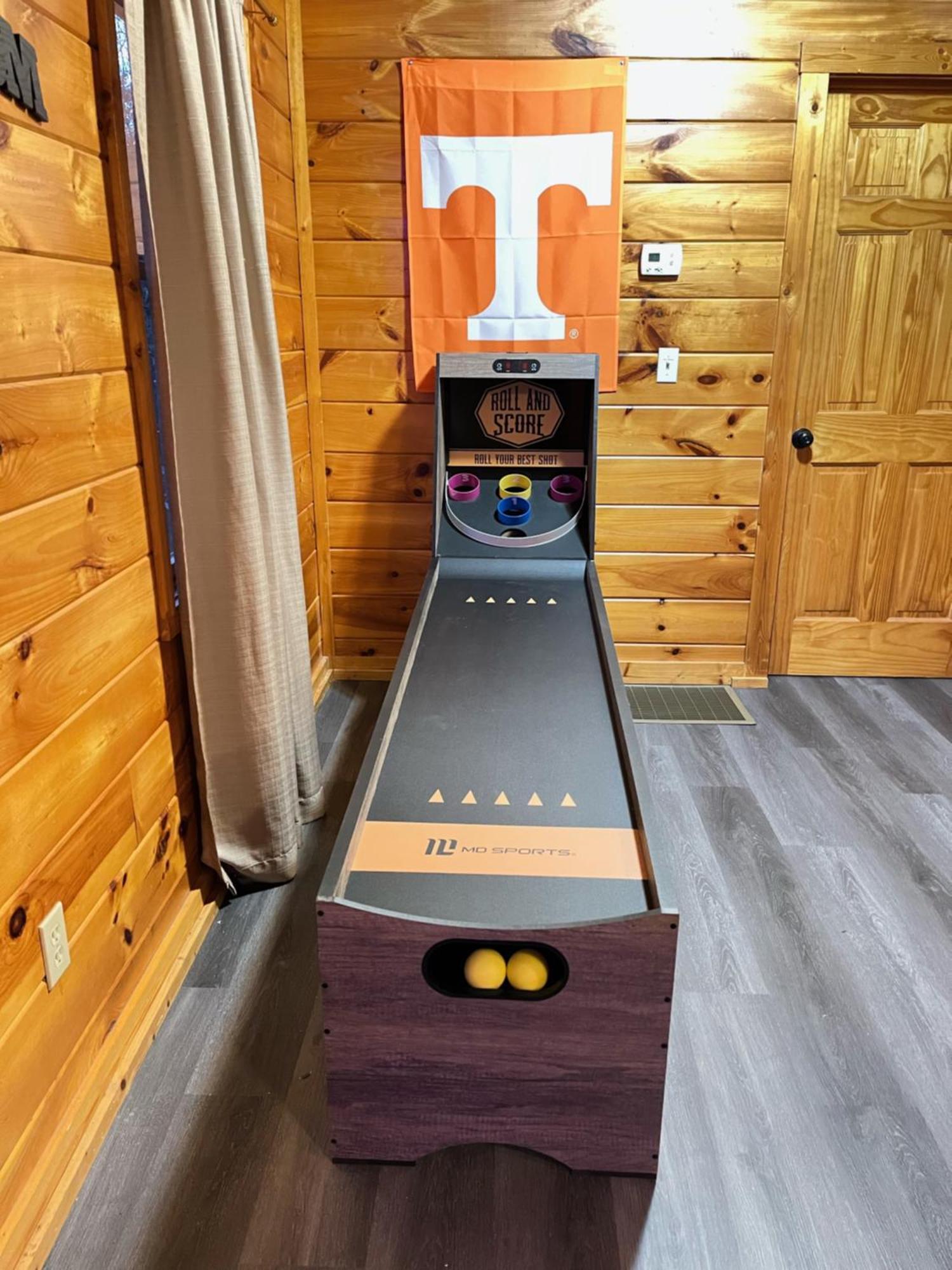Smokey Mountain Retreat, Hot Tub, Game Room, Sleeps 8! Holiday home