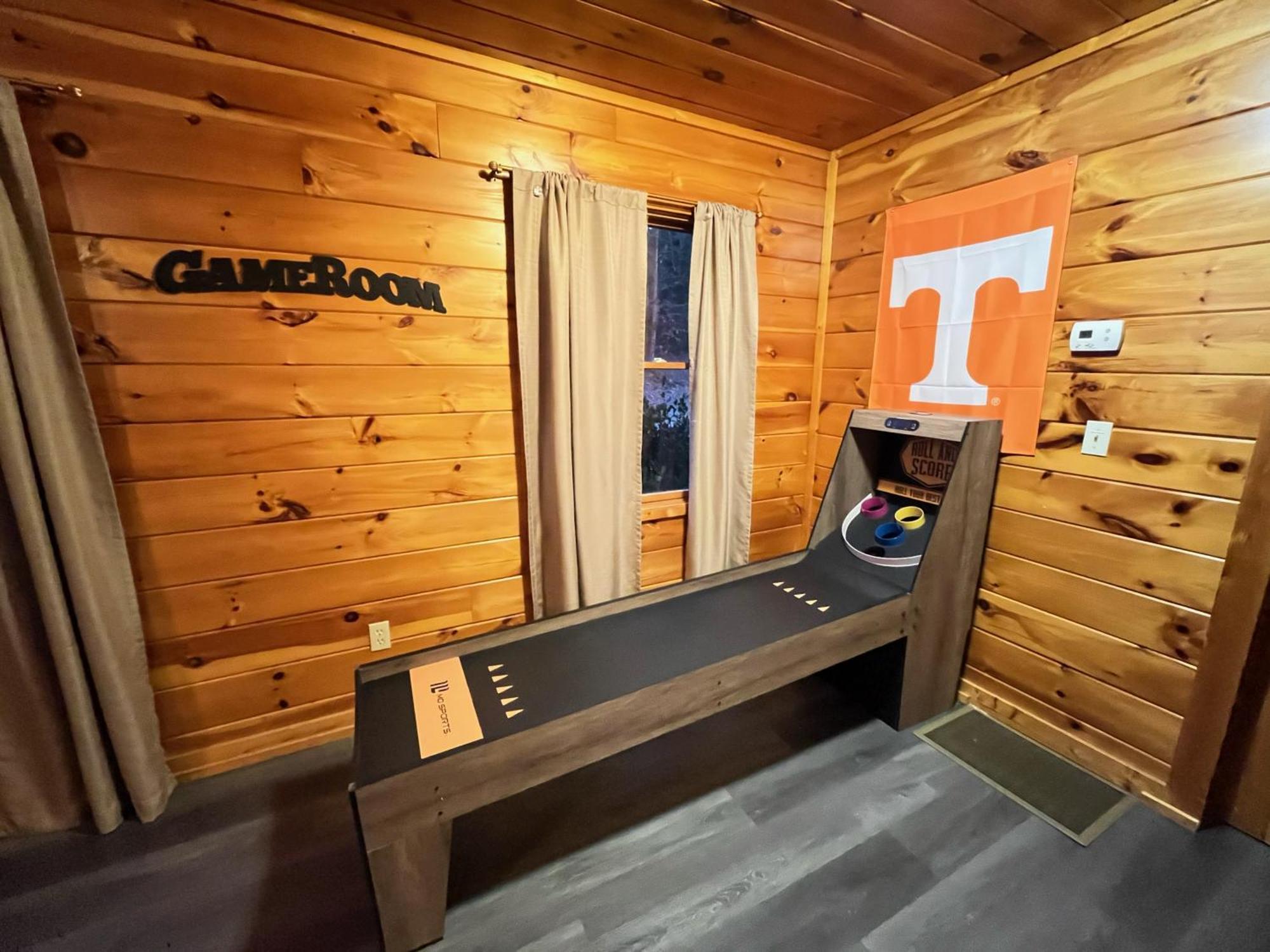 Holiday home Smokey Mountain Retreat, Hot Tub, Game Room, Sleeps 8!