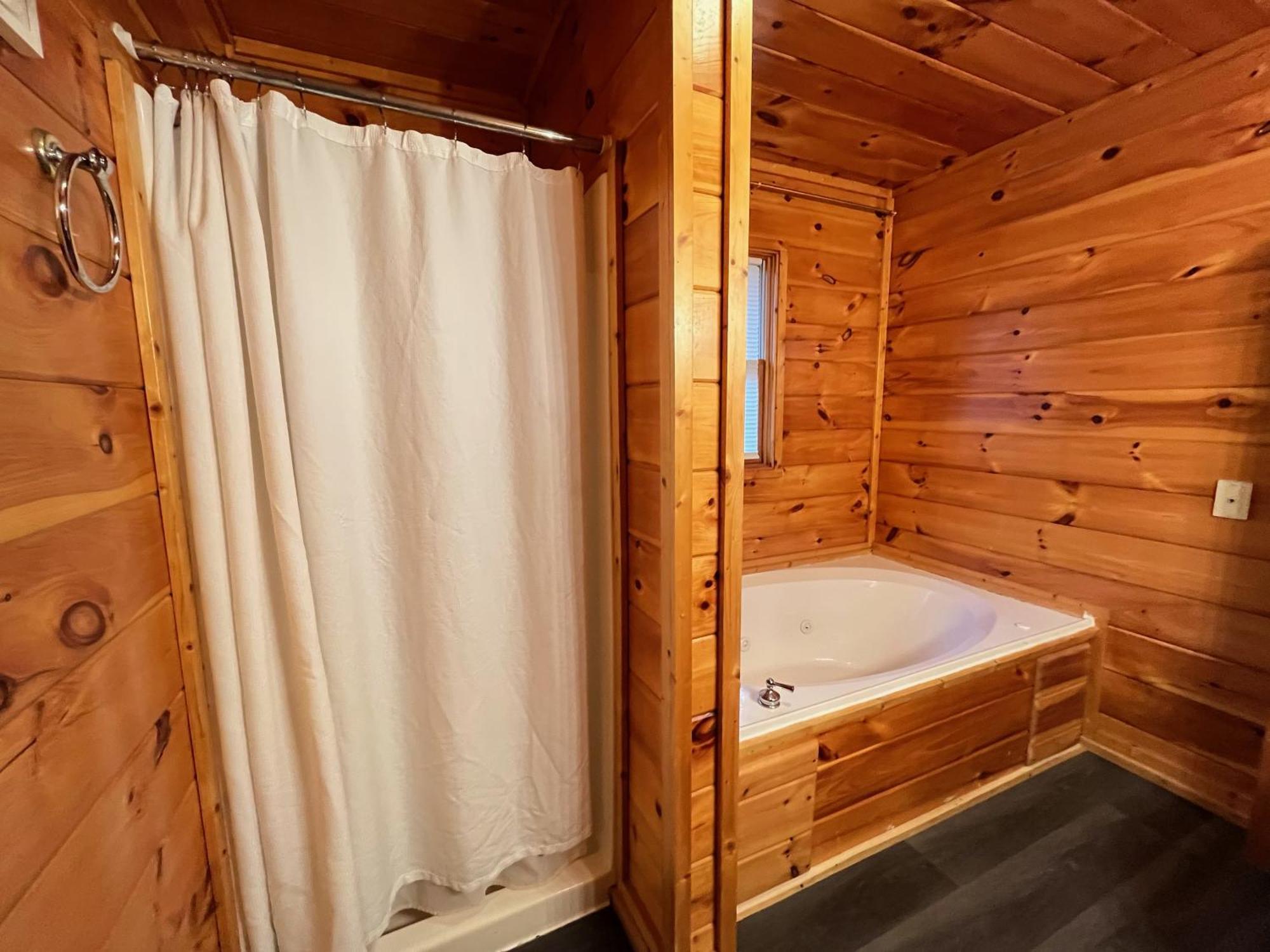 Smokey Mountain Retreat, Hot Tub, Game Room, Sleeps 8! * Gatlinburg