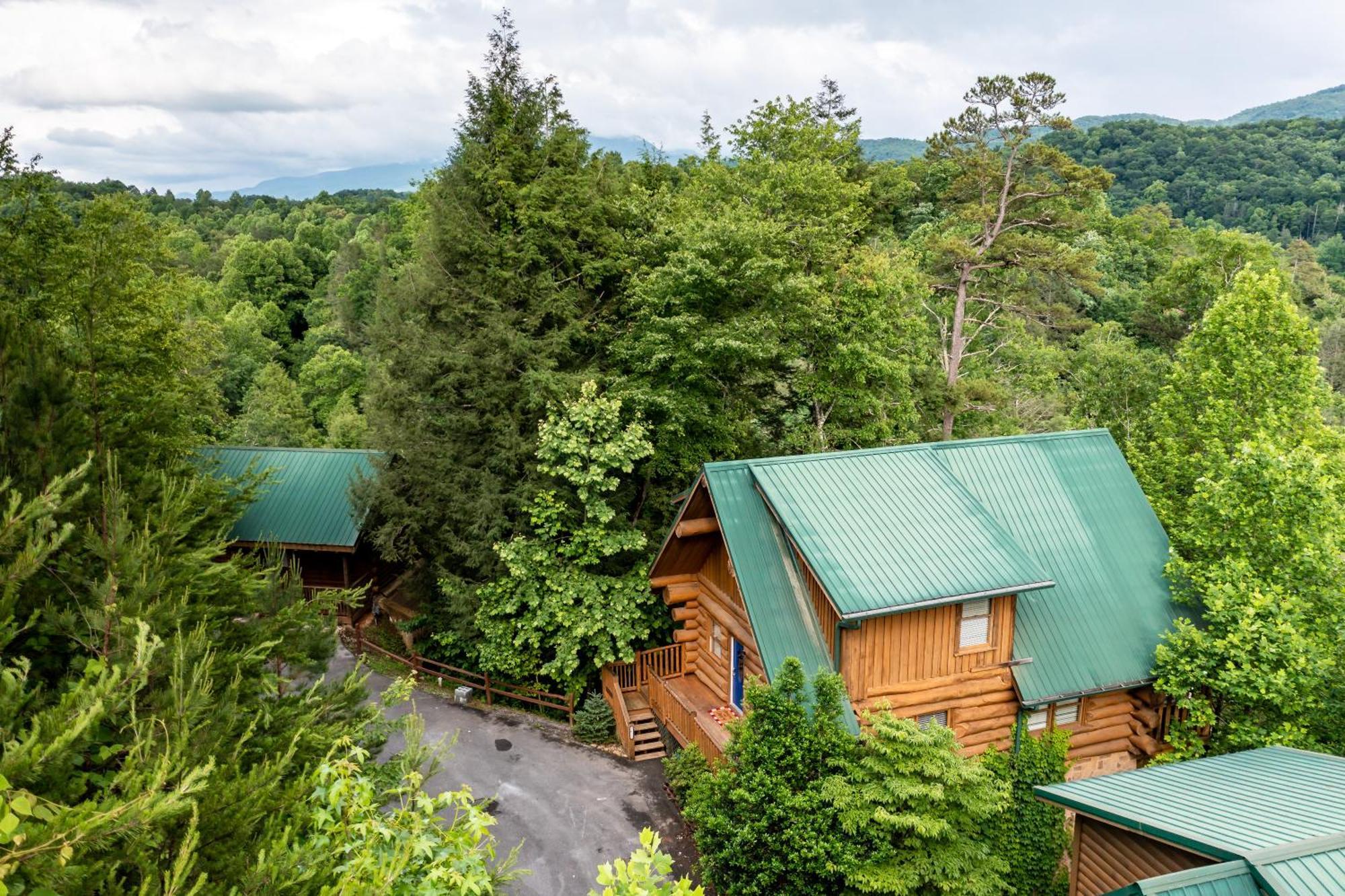 Smokies Boutique Cabins: Mountain Retreat With Amenities Holiday home *