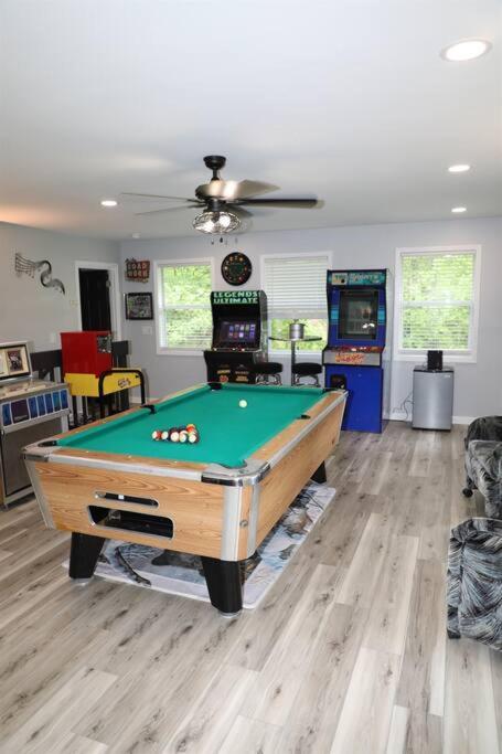 3 Pools, Pool Table, Hot Tub, Arcade! Holiday home Gatlinburg
