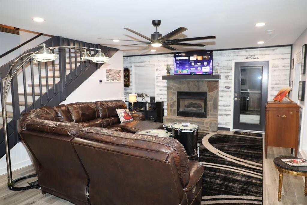 3 Pools, Pool Table, Hot Tub, Arcade! *