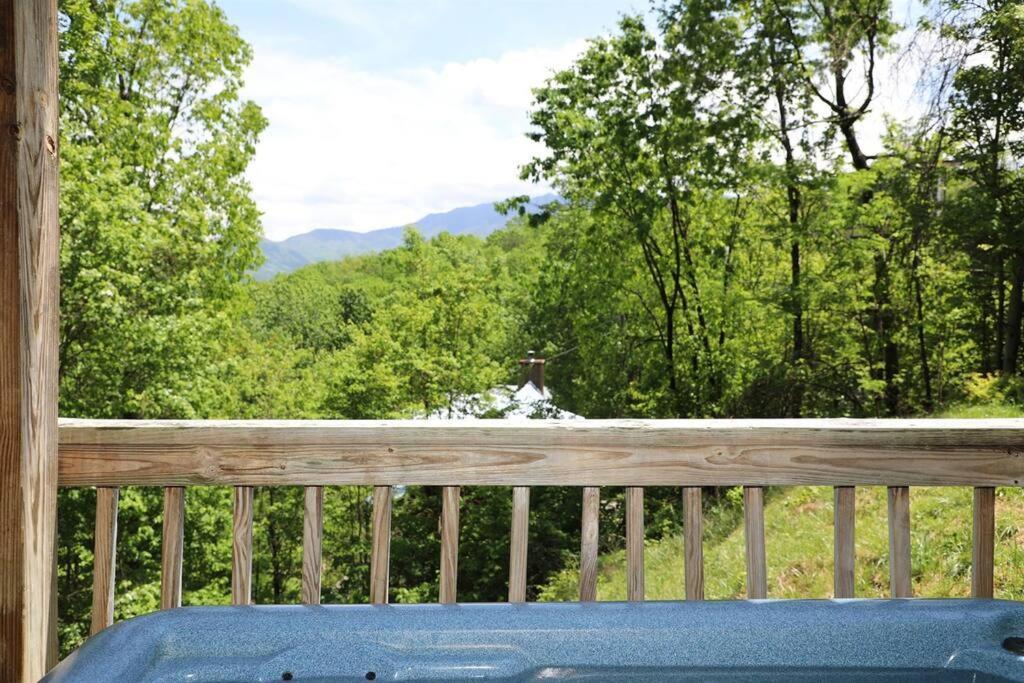 3 Pools, Pool Table, Hot Tub, Arcade! * Gatlinburg