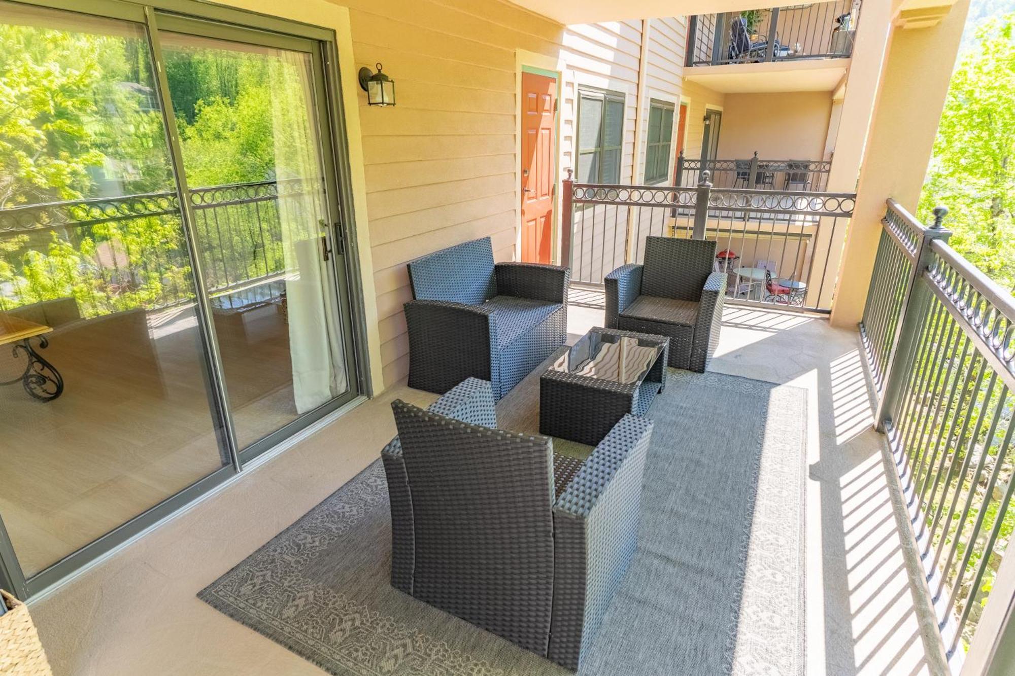 Luxurious Condo, Pool, Fireplace, Hiking * Gatlinburg