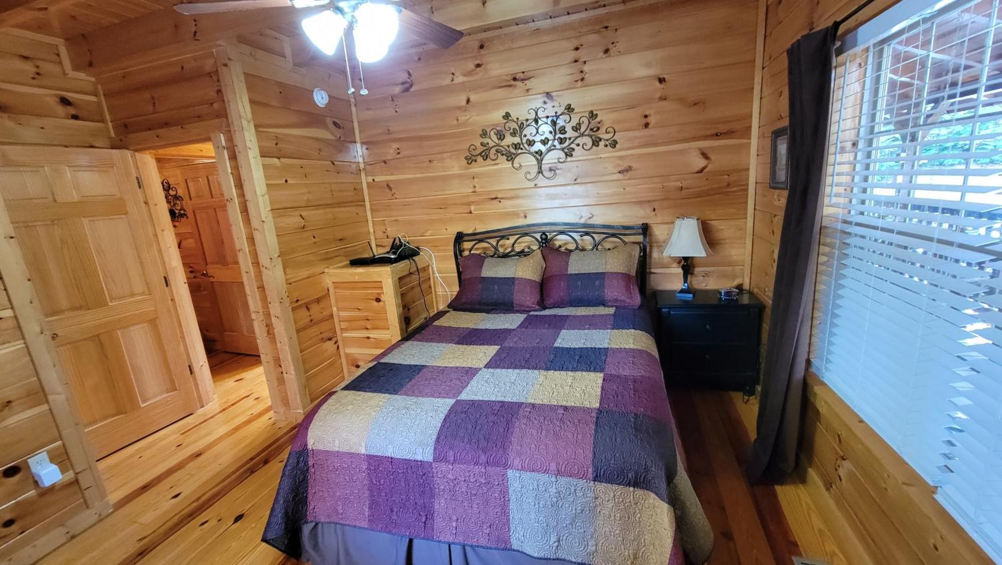 Smoky Heights Overlook, Luxury Log Cabin, Mountain & Views *