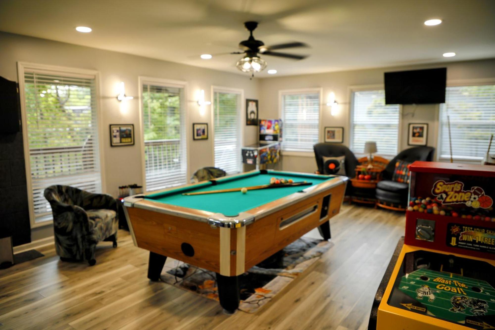 3 Pools, Pool Table, Hot Tub, Arcade! Holiday home