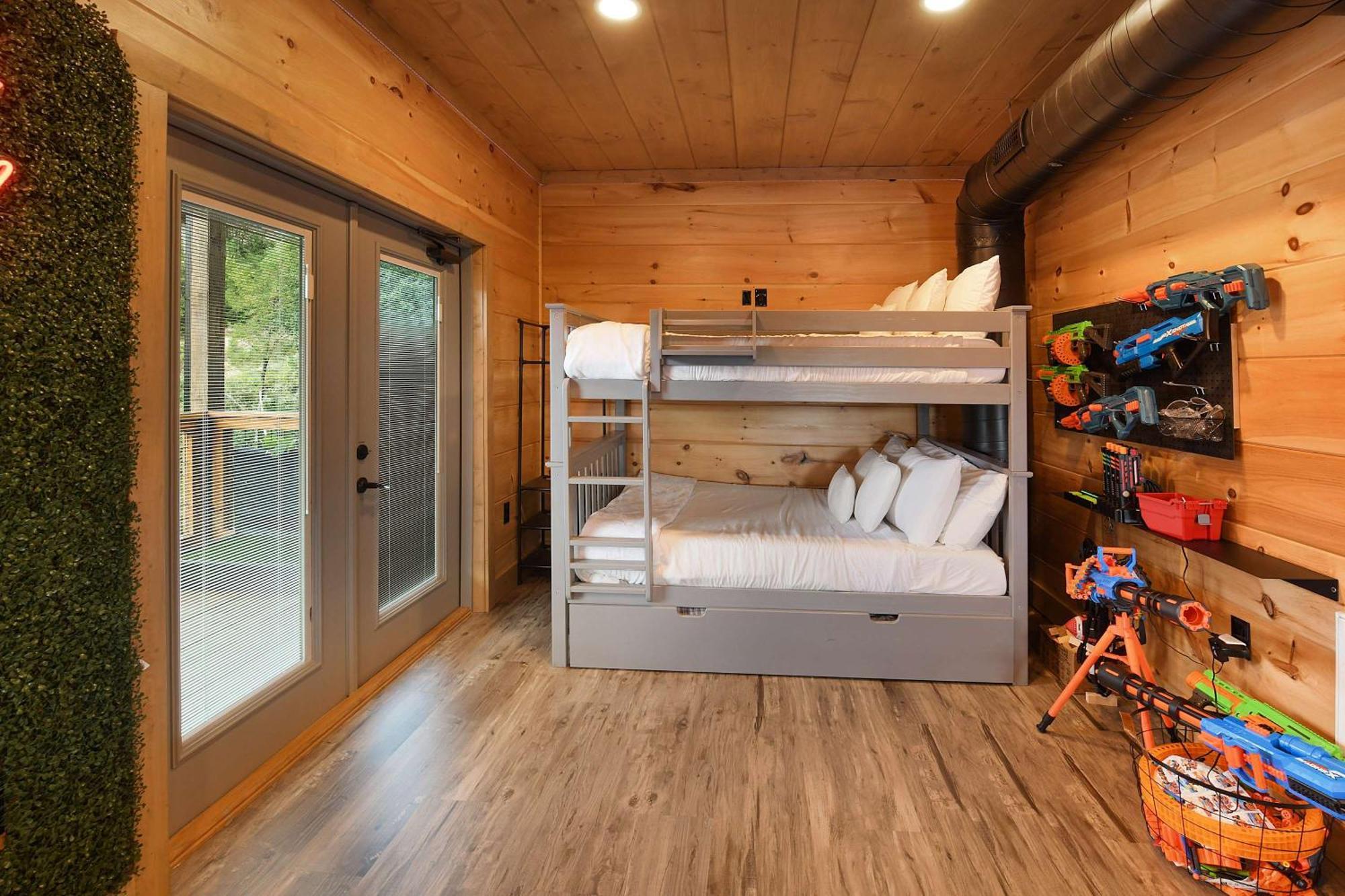 Big Bear Shack - Handicap Accessible & Dog Friendly Gatlinburg