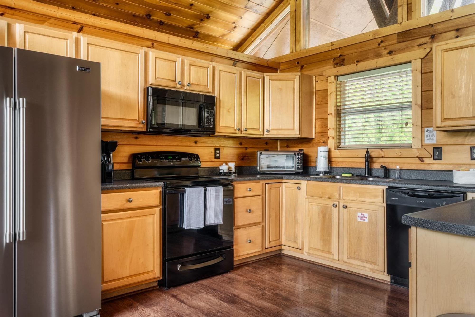 Moonshine Mtn - Hugelodge - Views - June Deals - Game Rm - Hot Tub - Fire Pit * Gatlinburg