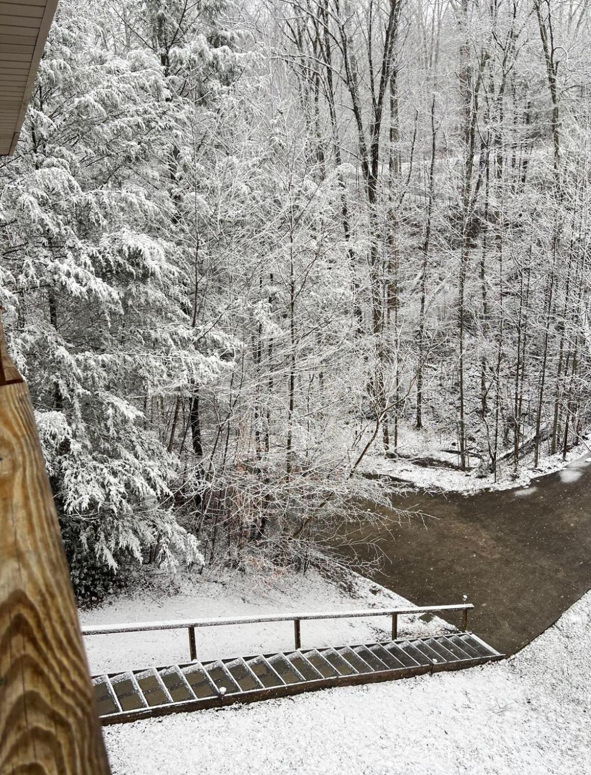 Smokey Mountain Retreat, Hot Tub, Game Room, Sleeps 8! * Gatlinburg