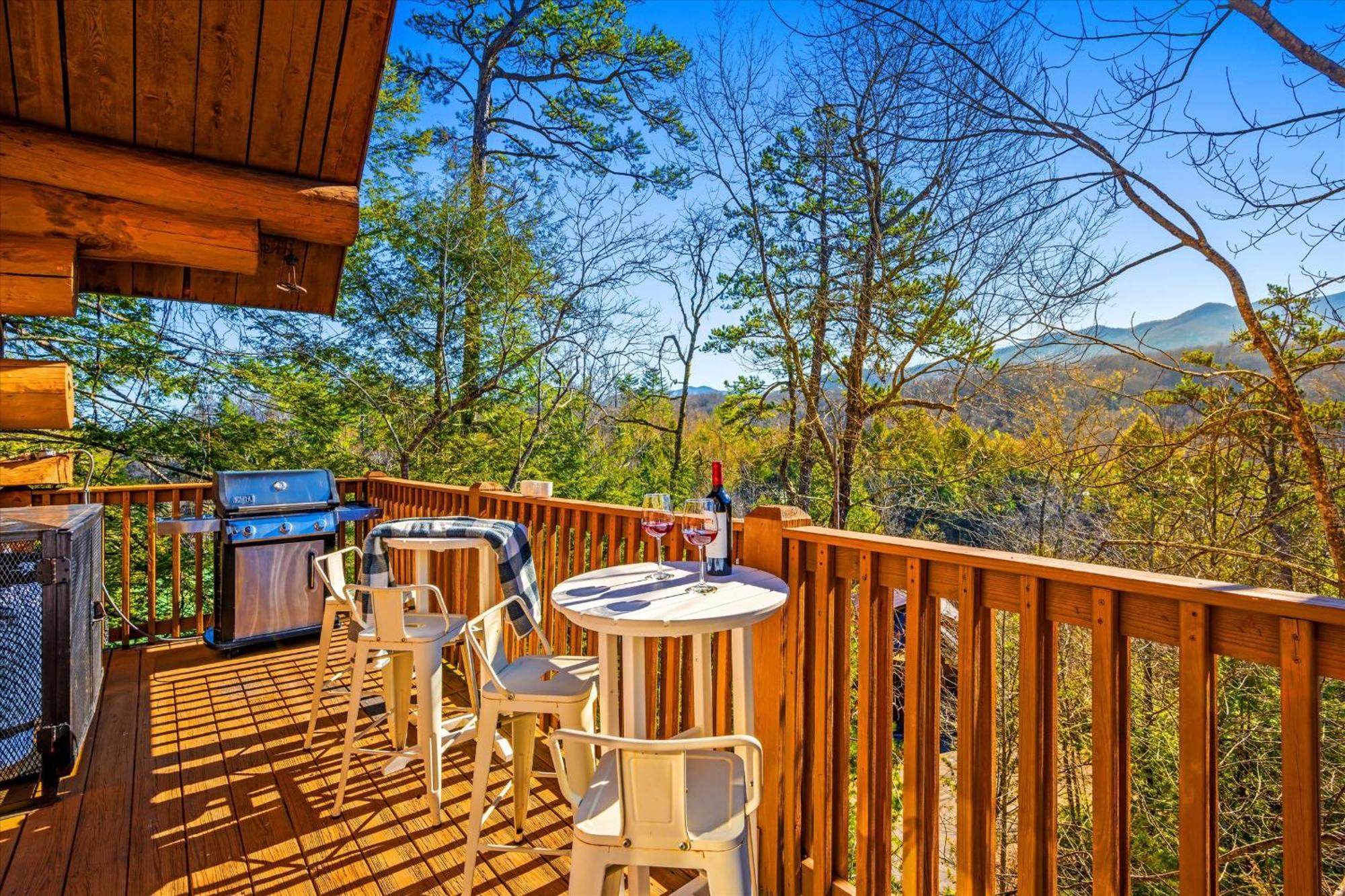 Smokies Boutique Cabins: Mountain Retreat With Amenities * Gatlinburg