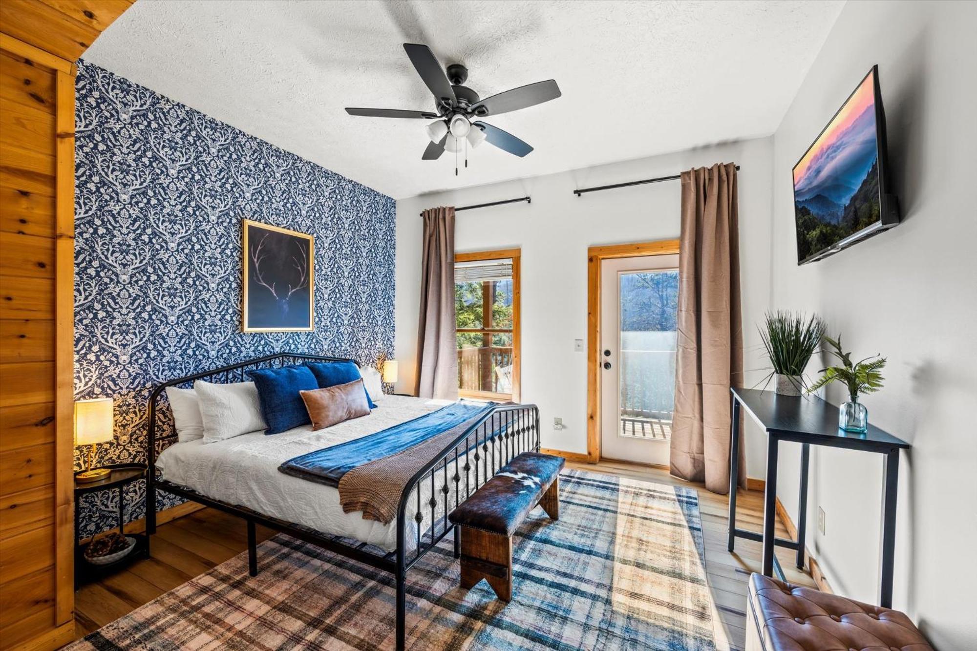 Smokies Boutique Cabins: Mountain Retreat With Amenities Holiday home