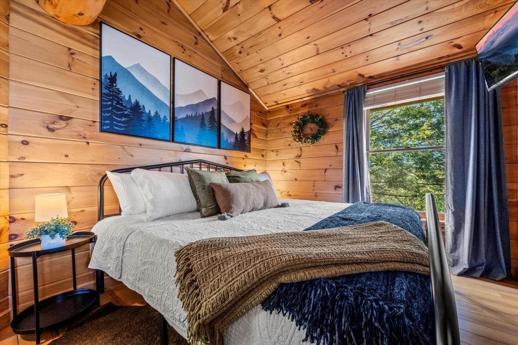 Smokies Boutique Cabins: Mountain Retreat With Amenities *