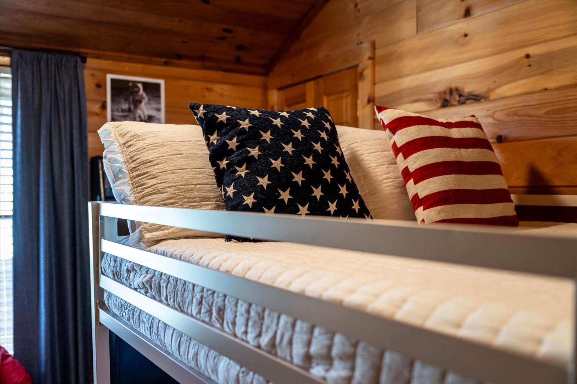 Smokies Boutique Cabins: Mountain Retreat With Amenities Holiday home