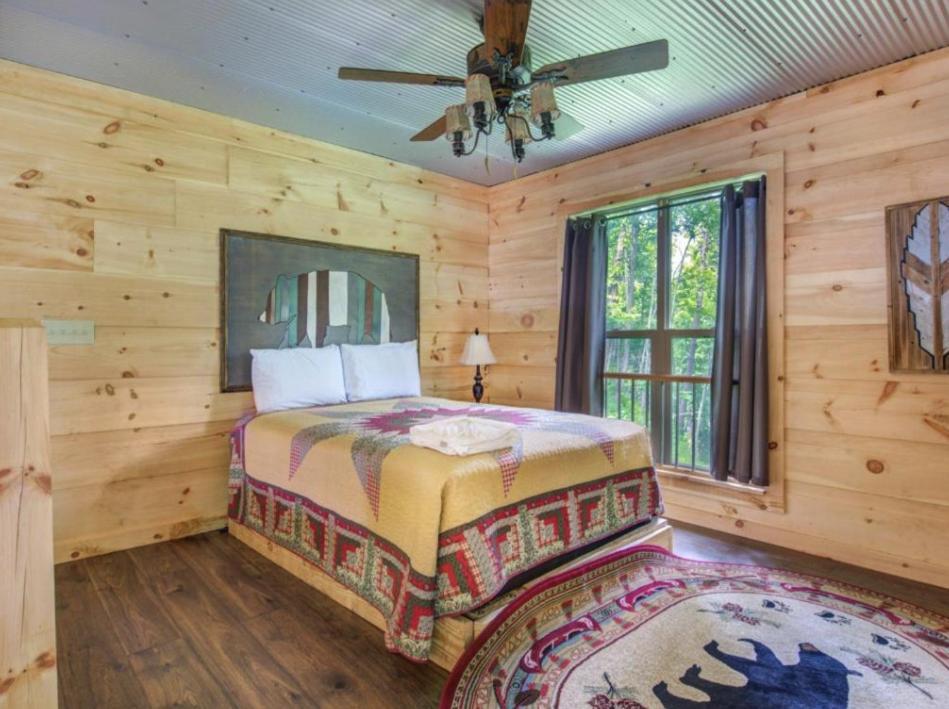 Bearly Hidden: Peaceful Creekside Escape With Hot Tub *