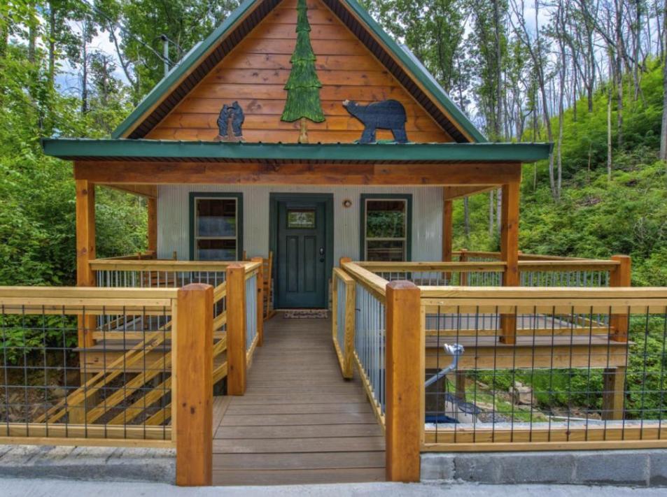 Holiday home Bearly Hidden: Peaceful Creekside Escape With Hot Tub *