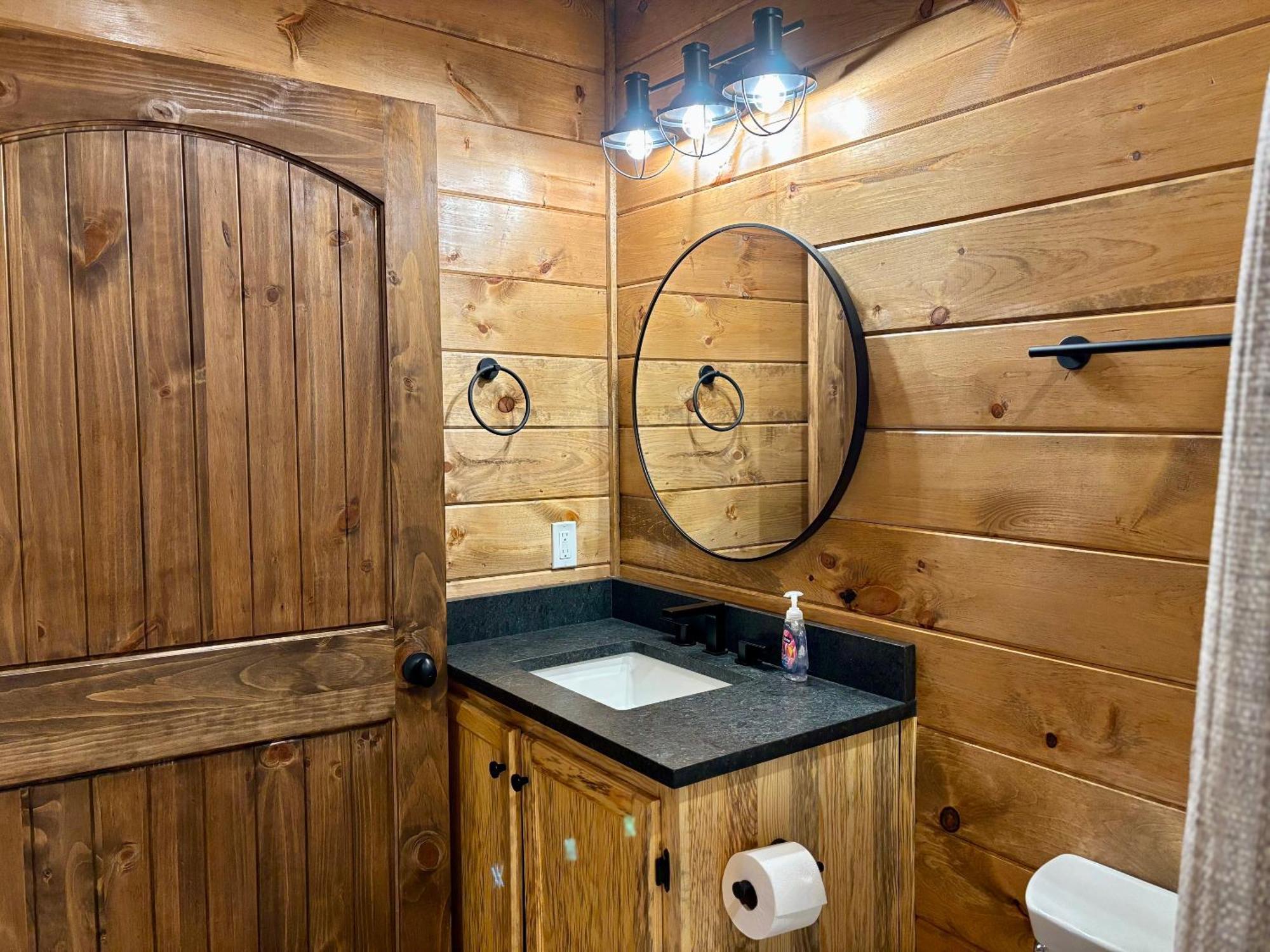 Out Of The Ashes Is A Brand New 3 Bedroom With High End Touches, Hot Tub, And A Mountain View! Holiday home *