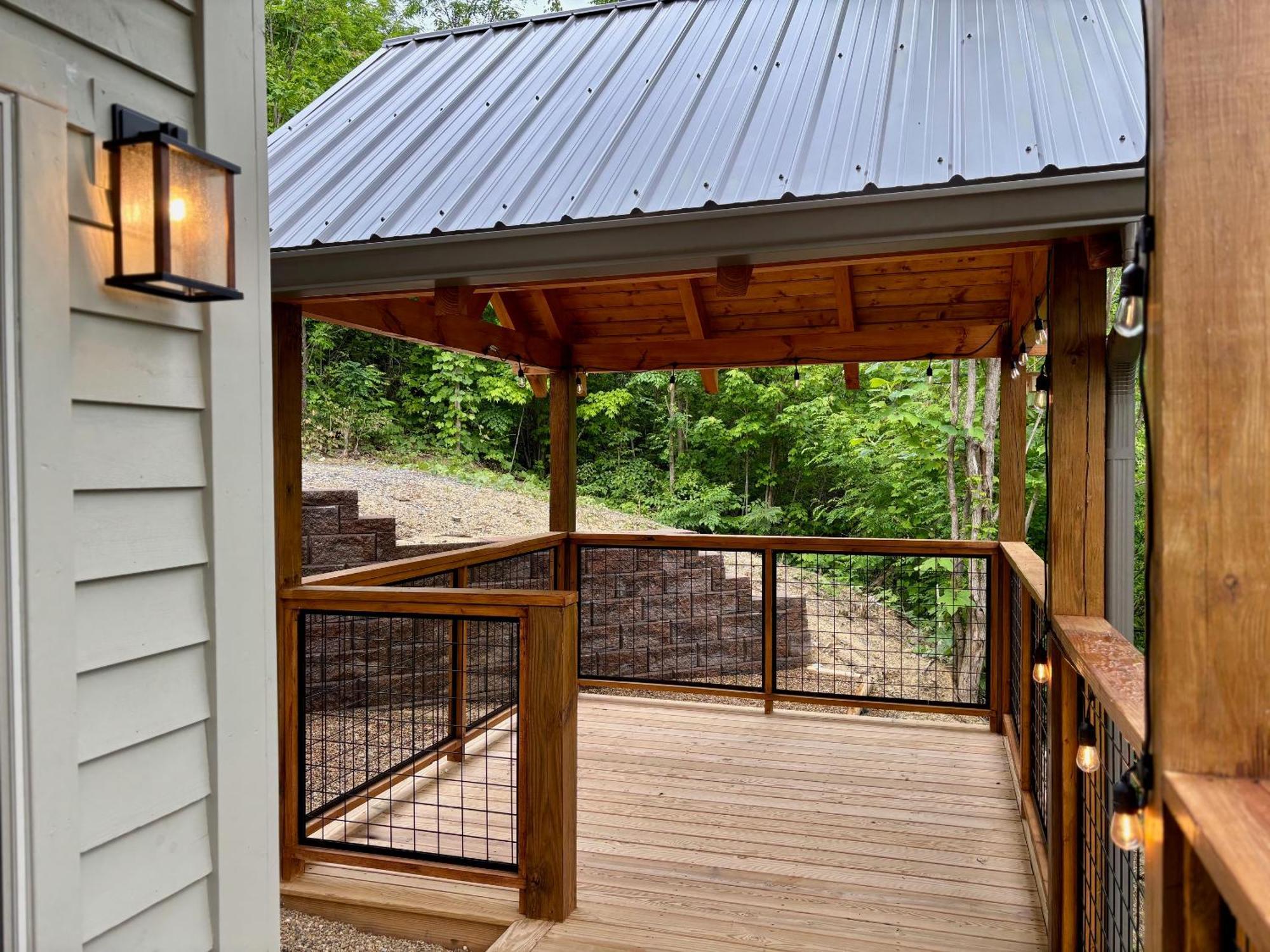 Out Of The Ashes Is A Brand New 3 Bedroom With High End Touches, Hot Tub, And A Mountain View! Holiday home