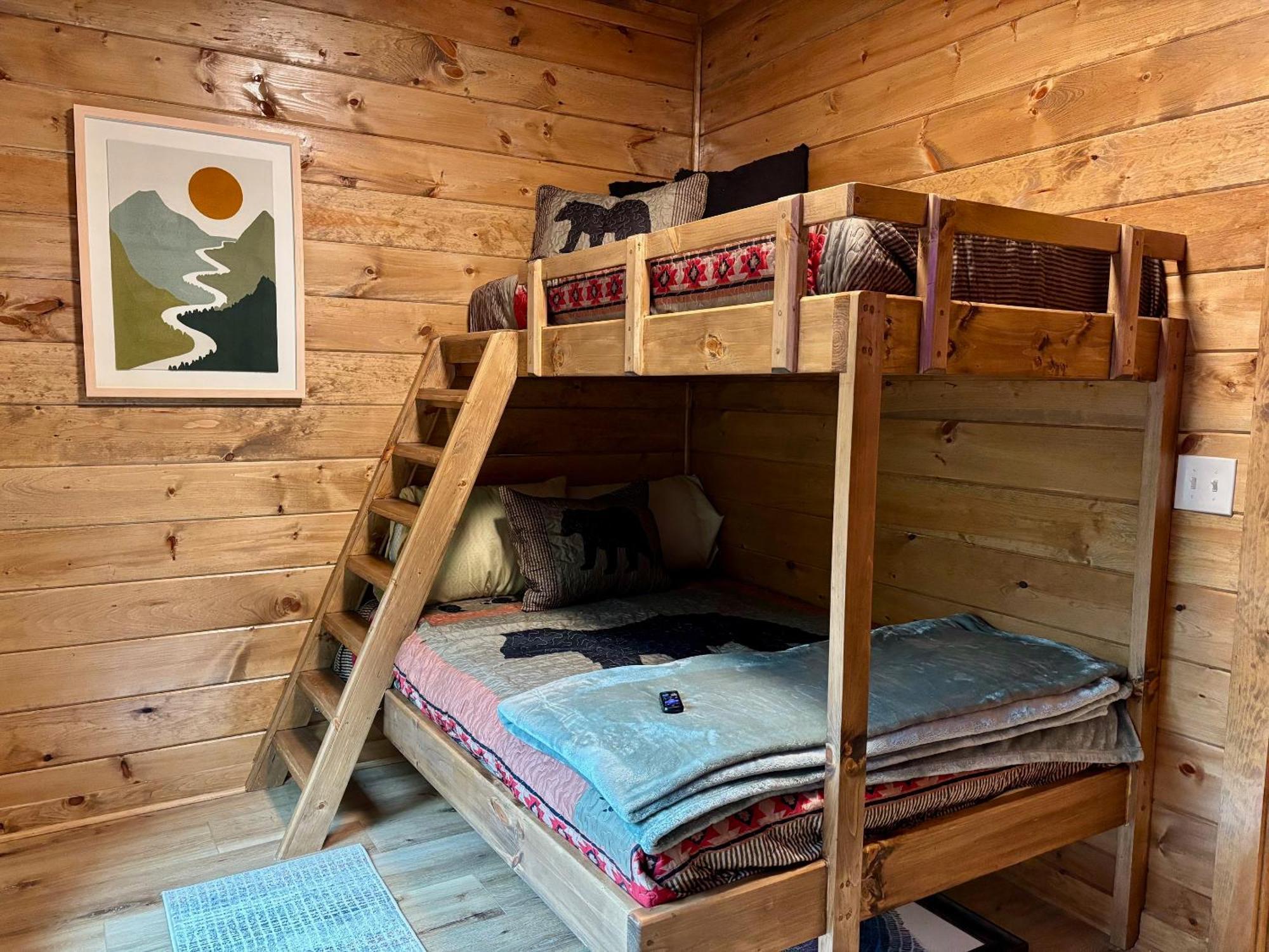 Out Of The Ashes Is A Brand New 3 Bedroom With High End Touches, Hot Tub, And A Mountain View! Holiday home *