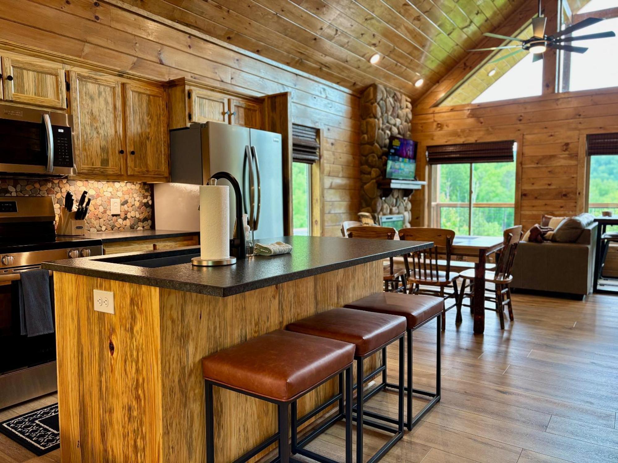 Out Of The Ashes Is A Brand New 3 Bedroom With High End Touches, Hot Tub, And A Mountain View! Holiday home Gatlinburg