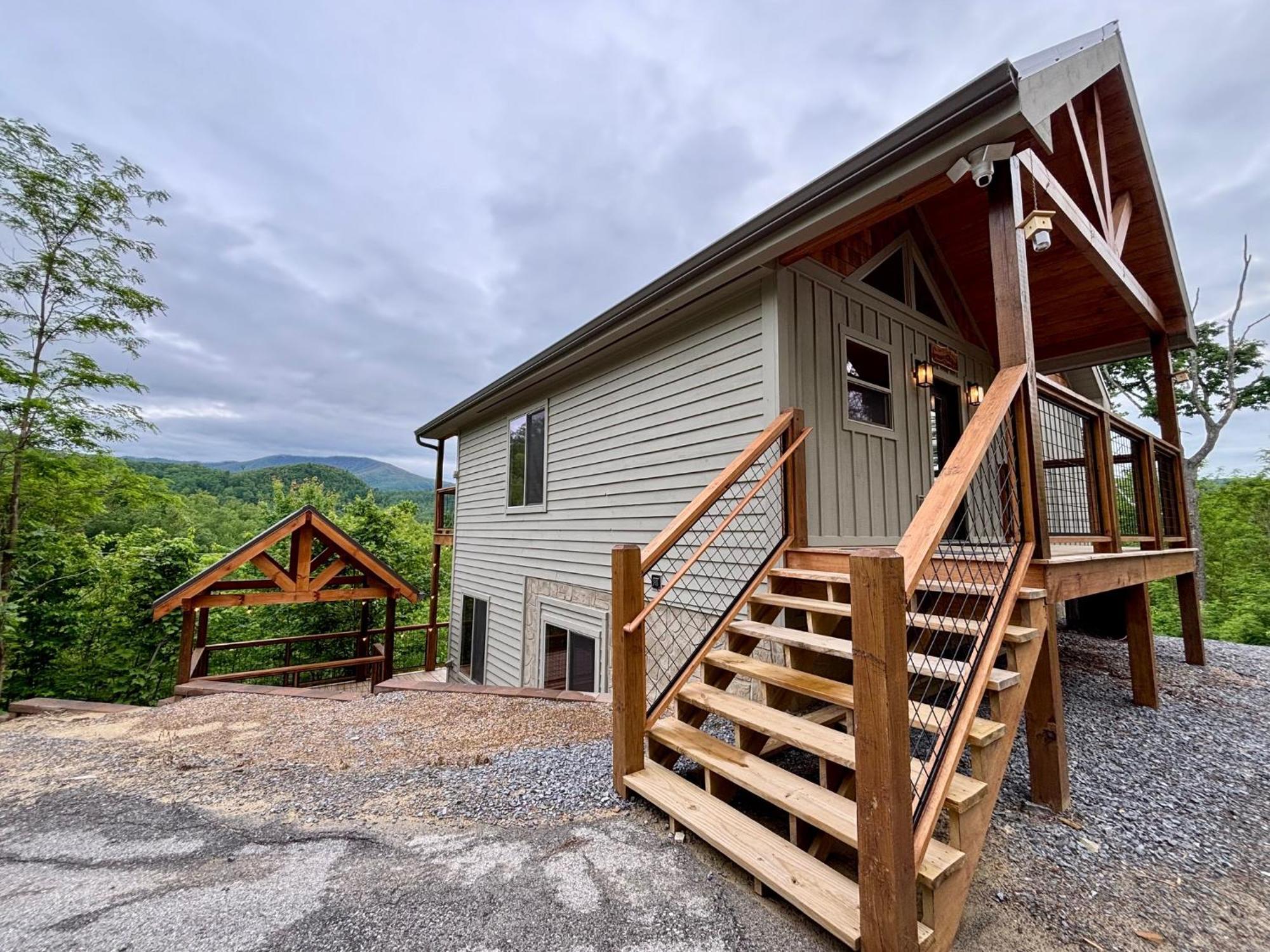 Out Of The Ashes Is A Brand New 3 Bedroom With High End Touches, Hot Tub, And A Mountain View! Holiday home Gatlinburg