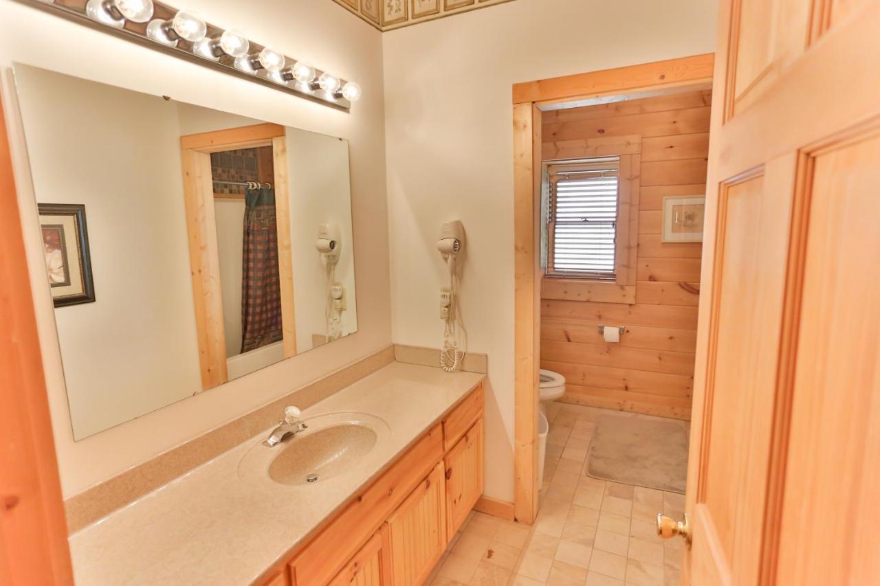 Holiday home Log Inn, 5 Bed 3 Bath Group In With Game And Hot Tub, Seasonal Pool *
