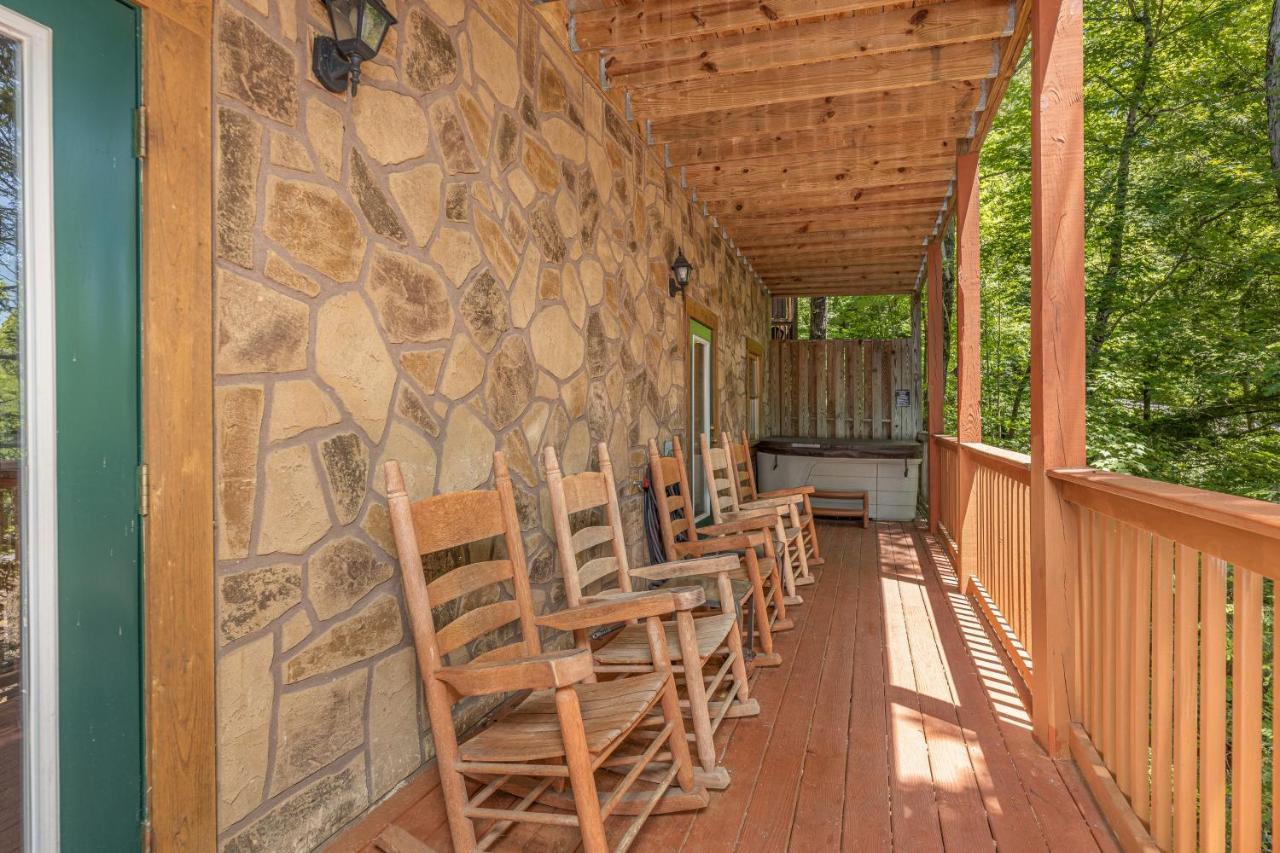 Log Inn, 5 Bed 3 Bath Group In With Game And Hot Tub, Seasonal Pool Holiday home